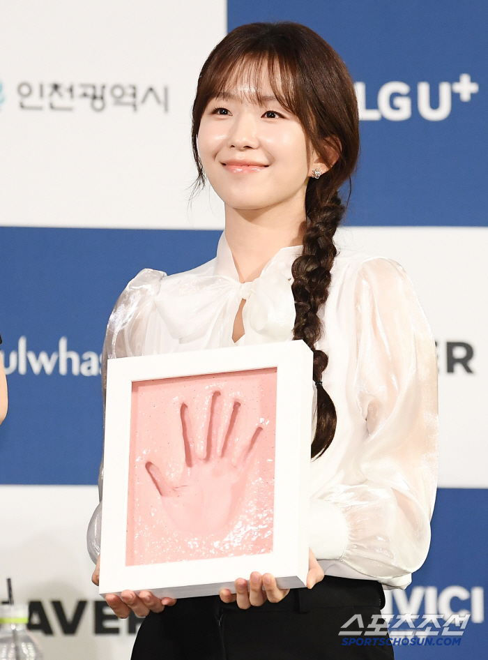  Yoon Guy's Blue Dragon Handprint