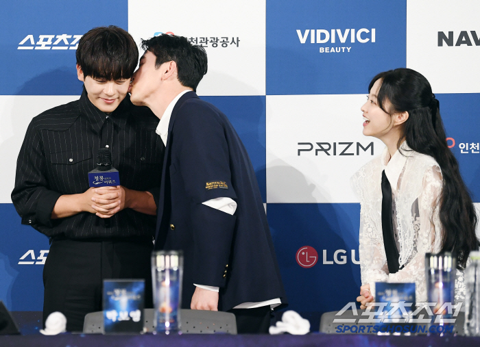 Is it Cheongryong's handprint? Even before we were invited to Deokming Out...Please write an article