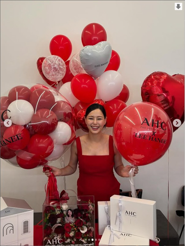  Lee Ha-nee reveals full-term D-line in red dress, 'It's already 31 weeks.'