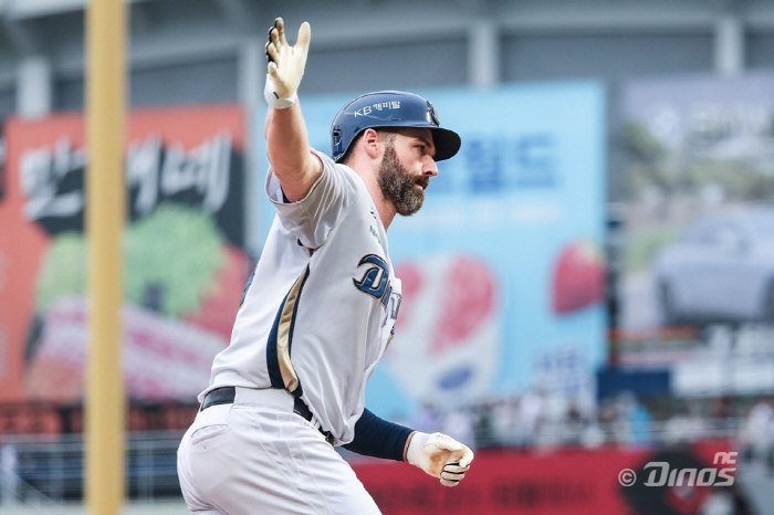 Three strikeouts, three strikeouts, same-sex foreigners face off → humiliation ended! Davison, Davison's tie-breaking solo shot to the middle of the month 