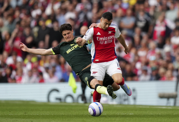 Tottenham! Aren't you too greedy? The EPL team is picking a pillar and is taking the coach  captain. Compete with Arsenal
