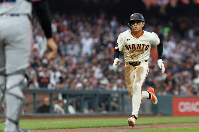2 walks  1 out  3 on base was good, but Lee Jung-hoo rushed home in the bottom of the 9th inning → Why did Tong Han's tagout jump in? SF 58 Miami