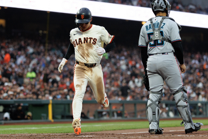2 walks  1 out  3 on base was good, but Lee Jung-hoo rushed home in the bottom of the 9th inning → Why did Tong Han's tagout jump in? SF 58 Miami