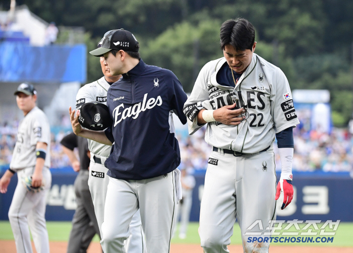 Ah! A fierce clash with Samsung Yang Yang-geun at first base. Hanwha Chae Eun-sung's chest pain replacement