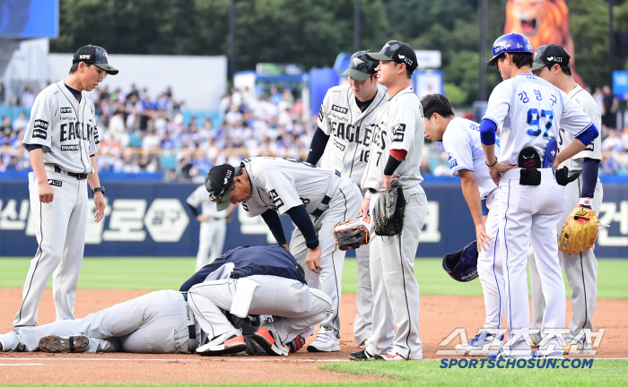 Ah! A fierce clash with Samsung Yang Yang-geun at first base. Hanwha Chae Eun-sung's chest pain replacement