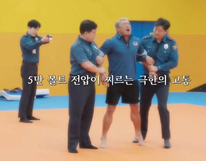 Choo Sung Hoon, you really got a Taser 'It hurts!' Screaming shocked the scene