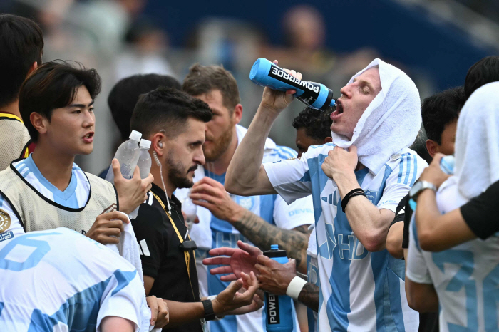 Compared to the 33 World Cup Captain Kim Young-kwon's hard work, the results are not coming out...The K-League needs to change