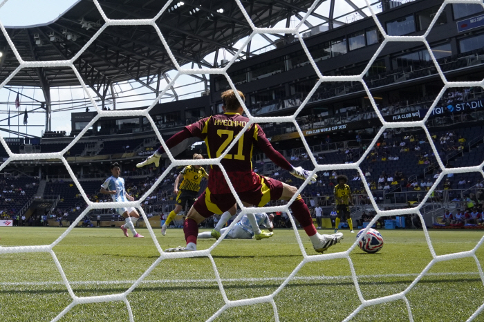  Germany must be mad! Shooting number 283 Cho Hyun-woo again made a good save, and when asked about the secret, he enjoyed the game comfortably. Smile