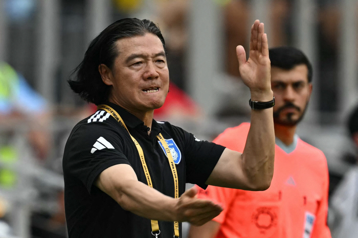  There was no miracle Ulsan, which was defeated by Bellingham, left Wall due to all three losses...Thanks to Cho Hyun-woo, who saved crazy, lost to Dortmund 01
