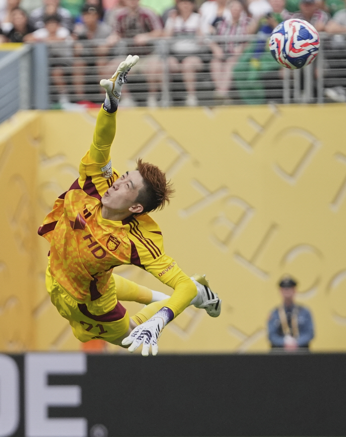  There was no miracle Ulsan, which was defeated by Bellingham, left Wall due to all three losses...Thanks to Cho Hyun-woo, who saved crazy, lost to Dortmund 01