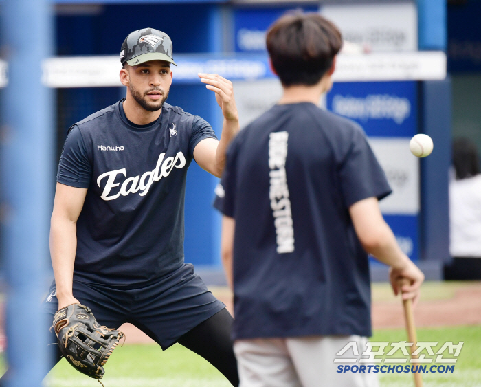 The coach laughed. Don't worry about defense today. Hanwha Liberato With Positive Smile and Positive Posture
