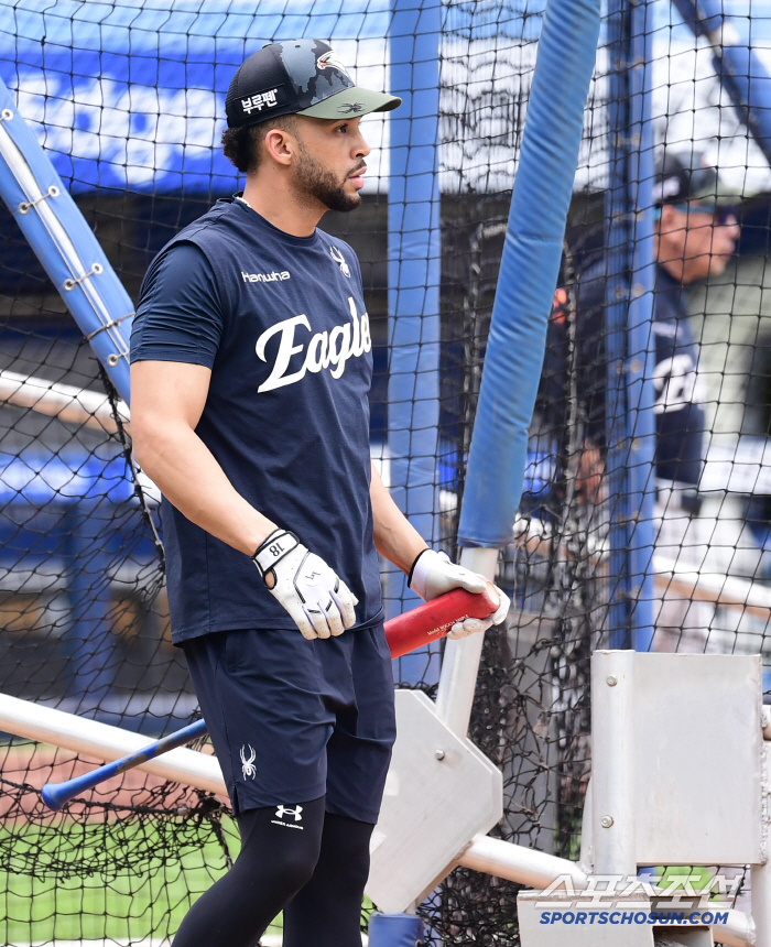 The coach laughed. Don't worry about defense today. Hanwha Liberato With Positive Smile and Positive Posture
