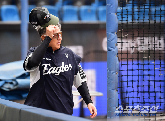 The coach laughed. Don't worry about defense today. Hanwha Liberato With Positive Smile and Positive Posture