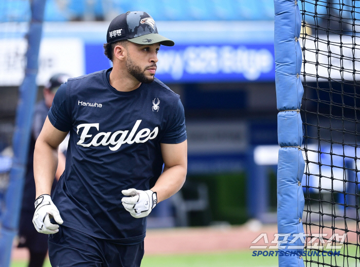 The coach laughed. Don't worry about defense today. Hanwha Liberato With Positive Smile and Positive Posture