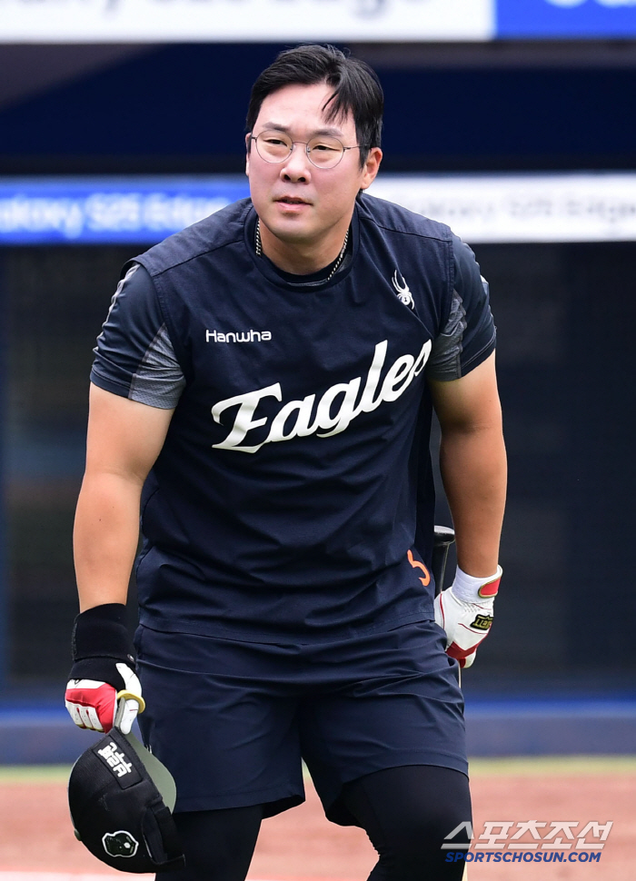 The coach laughed. Don't worry about defense today. Hanwha Liberato With Positive Smile and Positive Posture