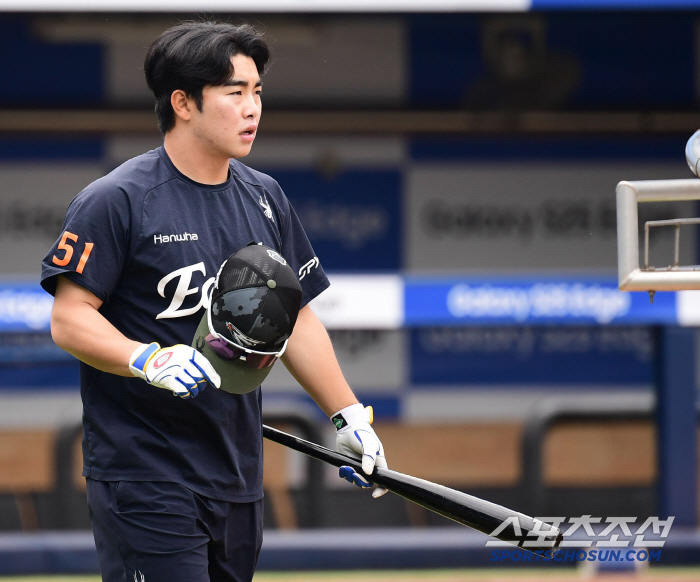 The coach laughed. Don't worry about defense today. Hanwha Liberato With Positive Smile and Positive Posture