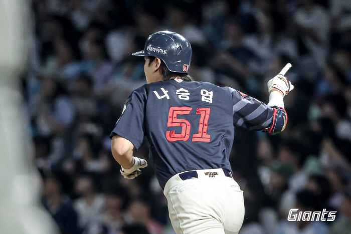 Forget yesterday's mistake! Na Seung-yeop reports his return as a genius hitter, 3 points from behind → 57 days later, the taste of his hands...Lotte and NC are chasing second place.