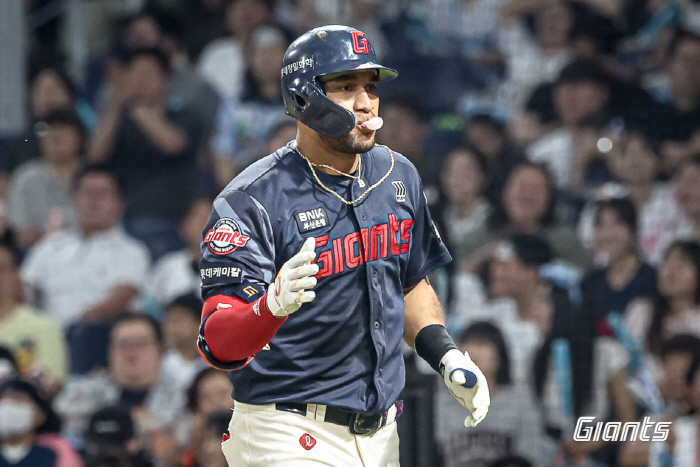 Forget yesterday's mistake! Na Seung-yeop reports his return as a genius hitter, 3 points from behind → 57 days later, the taste of his hands...Lotte and NC are chasing second place.