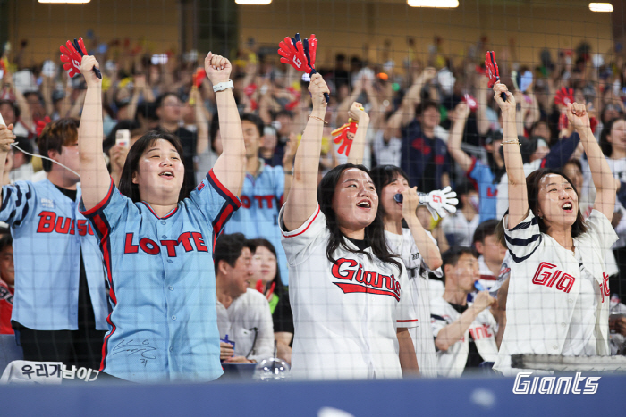 Forget yesterday's mistake! Na Seung-yeop reports his return as a genius hitter, 3 points from behind → 57 days later, the taste of his hands...Lotte and NC are chasing second place.