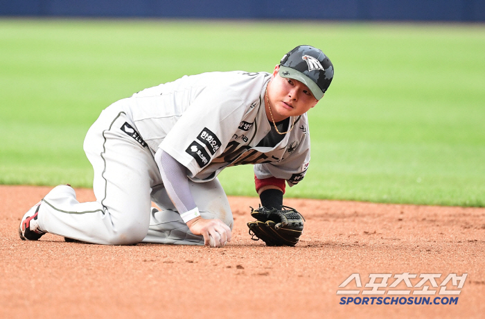 Full base superman catch yesterday → full base sliding catch again today. Hanwha saved Lee Do-yoon again to protect the victory