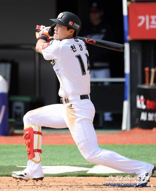 His bat skills are Ichiro-class, but why and how does this player explode in LG with a trade card