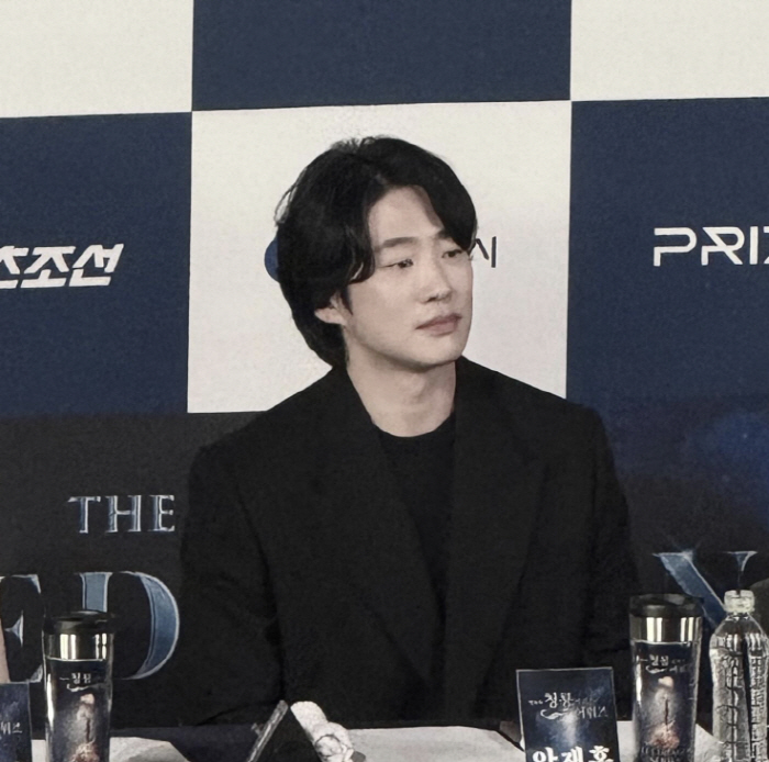 'Huh? Why are you handsome?' Ahn Jae Hong, you look handsome in person..Idol's visual shock