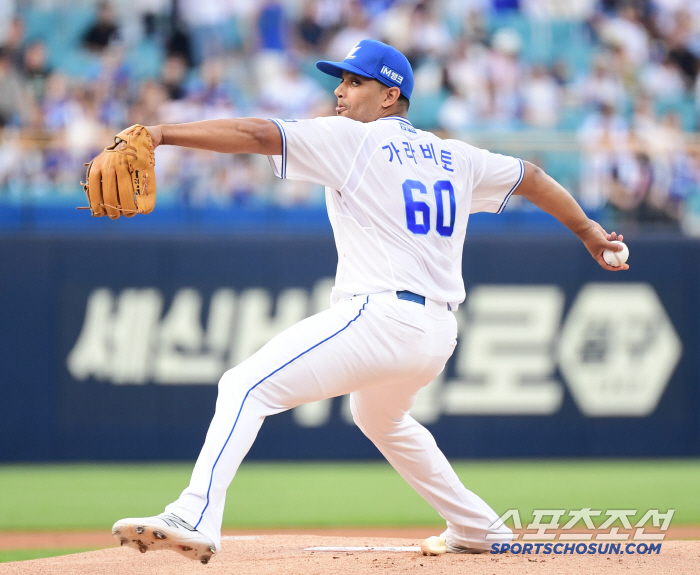 I'm falling in love with the wild man's garabito. The first-place team was eliminated with a 155-kilometer fastball  a changeable double-change ball. With 62 hits, one hit and no run in five innings. I can also see my first win in my debut match