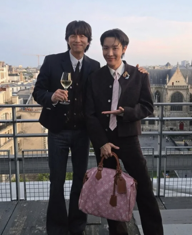 Is it Gong Yoo?BTS' J-Hope-Shared Paris Two-Shot Erases Company L's Luxury Bag Presence in Unexpected Fashion 