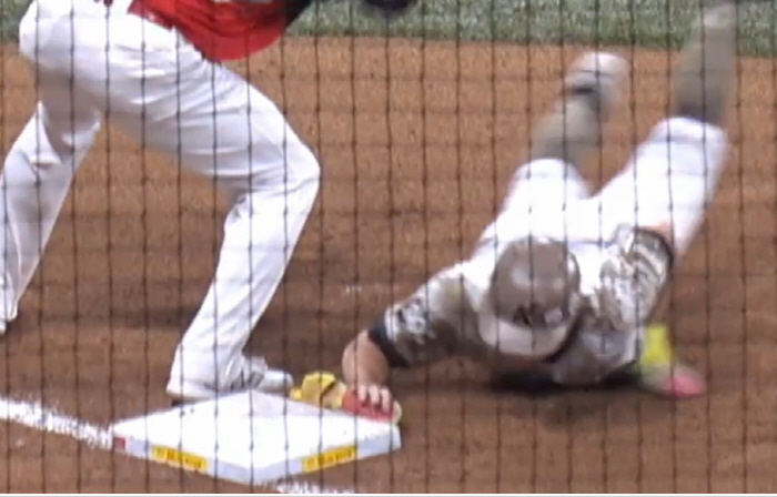 It's an overseas topic. The hawk's eye first baseman? He's out of check with gloves, and he's confused until he leaves. 
