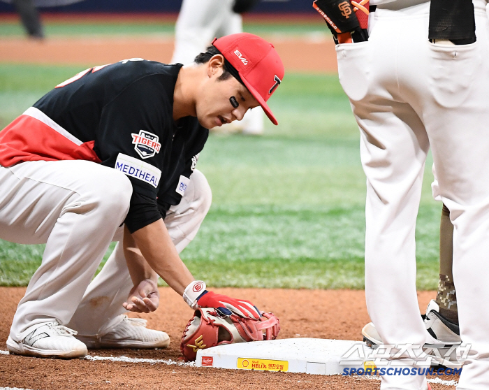 It's an overseas topic. The hawk's eye first baseman? He's out of check with gloves, and he's confused until he leaves. 