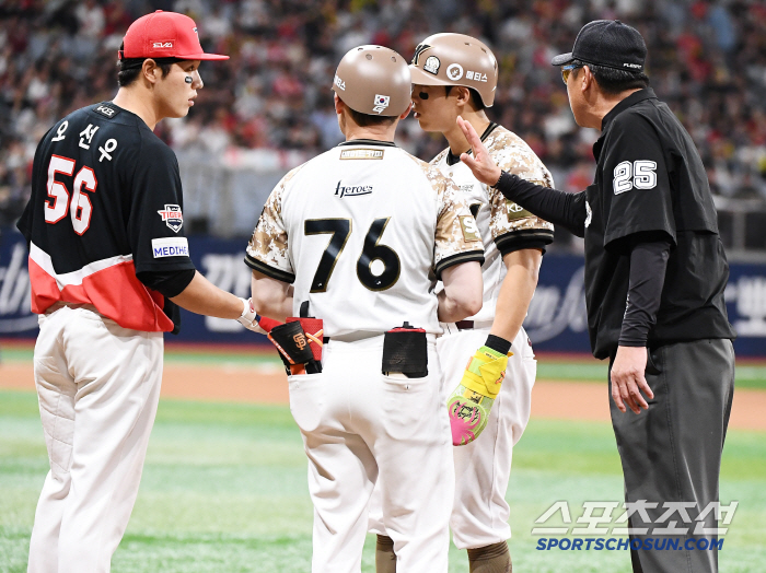 It's an overseas topic. The hawk's eye first baseman? He's out of check with gloves, and he's confused until he leaves. 