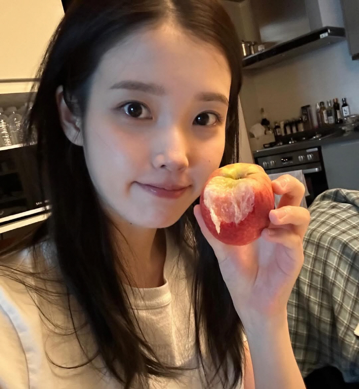 IU attacks her bare face. Is she a 31-year-old? Pottery skin cleaner than a baby