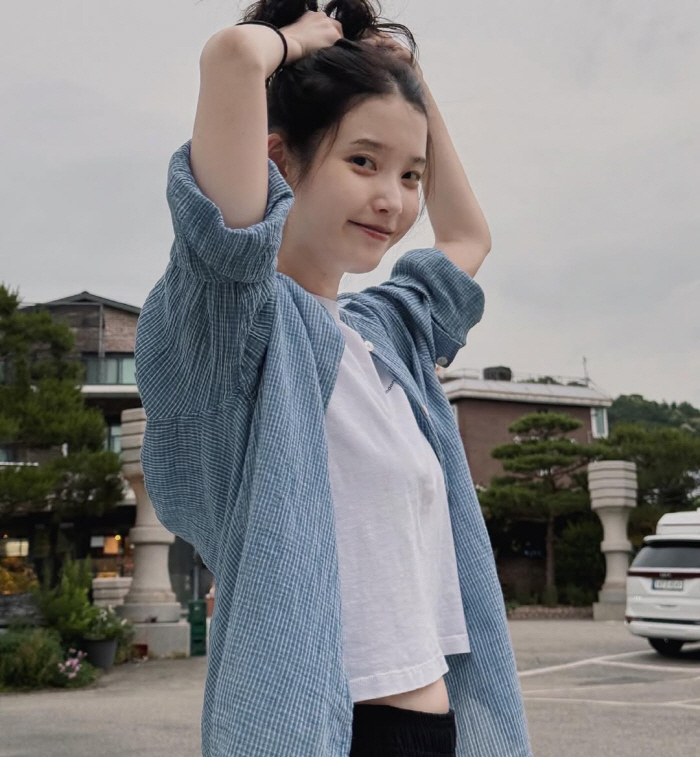 IU attacks her bare face. Is she a 31-year-old? Pottery skin cleaner than a baby