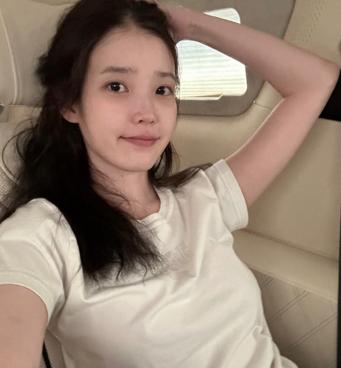 IU's No Makeup, Fresh, Innocent Beauty Explodes...I'm just wearing a white t-shirt