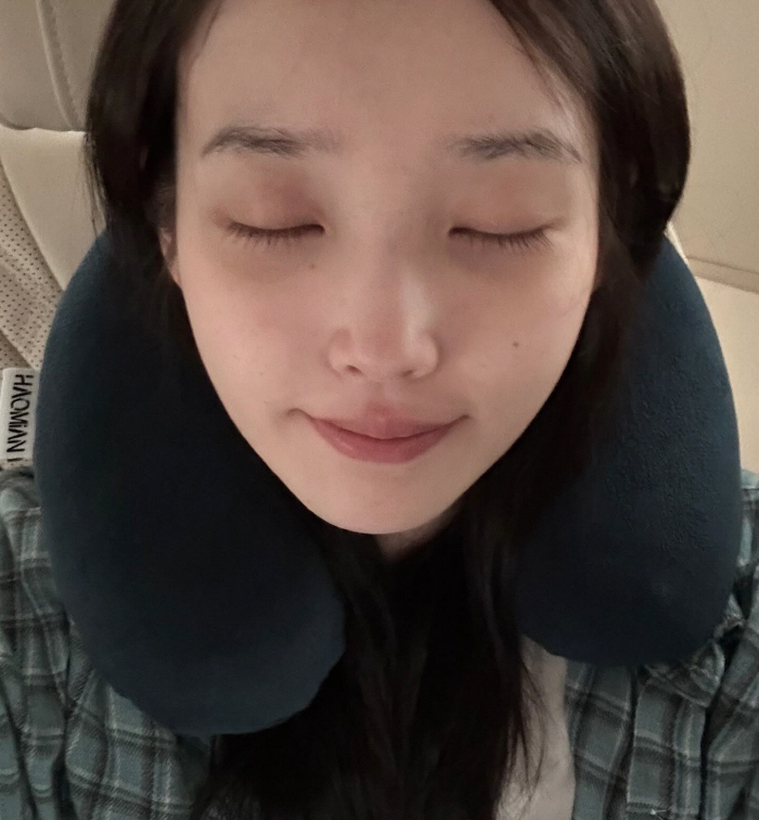 IU's No Makeup, Fresh, Innocent Beauty Explodes...I'm just wearing a white t-shirt