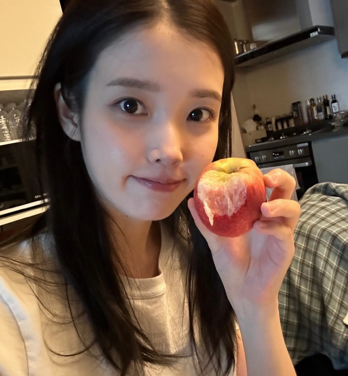 IU's No Makeup, Fresh, Innocent Beauty Explodes...I'm just wearing a white t-shirt