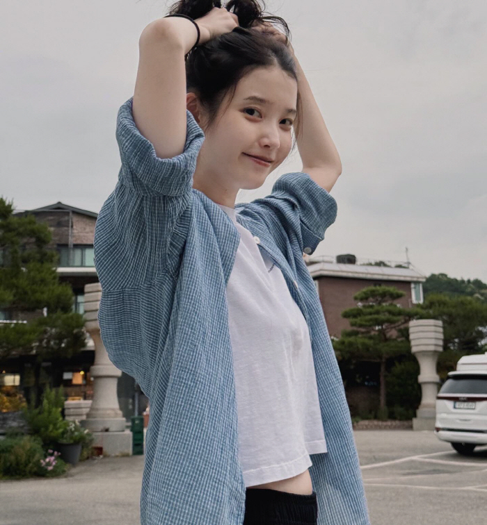 IU's No Makeup, Fresh, Innocent Beauty Explodes...I'm just wearing a white t-shirt