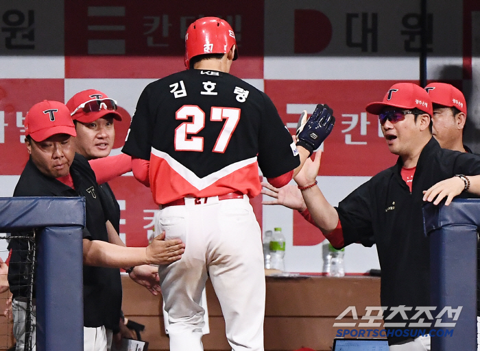 KIA Kium, a 22-base party in front of a packed crowd, drew 55 after a bloody battle in the 11th inning of extra time (Gocheok Review)