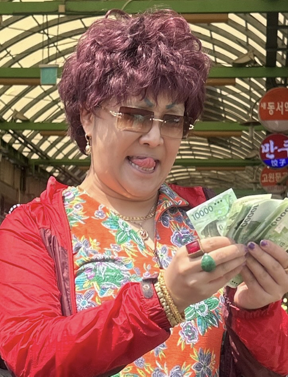 Lalal, I make a billion won a month...I'm going to lose all my fortune for six years. 