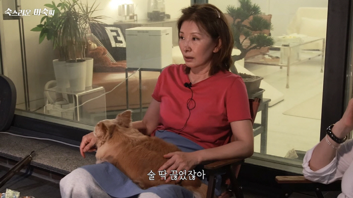 Lee Mi-sook fell to the floor with a feeling of shame over the 60 million won phishing damage, stopped drinking and endured it well