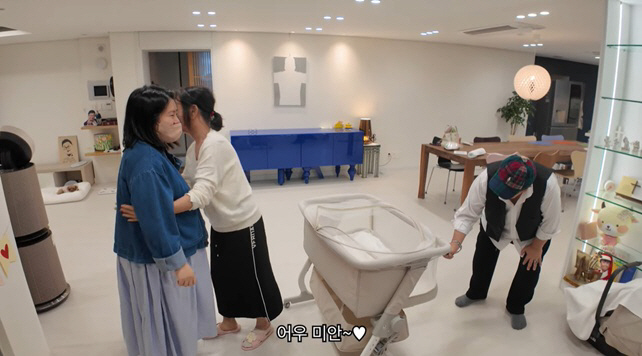 Lee Yong-sik welcomes his granddaughter at a 100 pyeong house in Pyeongchang-dong..Even snow crab for my daughter