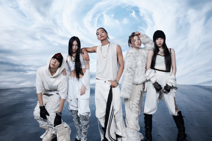 New World's eldest daughter who even opened up about X...Teddy, who got into trouble, will appear on music shows for the All Day Project. 