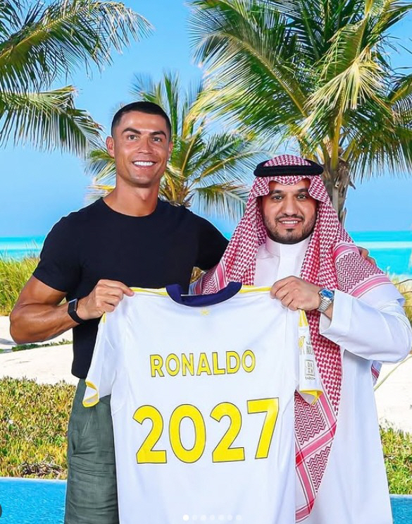  New chapter, let's make history, renew two-year contracts with Ronaldo and Alnasr → 2027, active until the age of 42...Manager-level Players Maintains 317 Billion Annual Salary