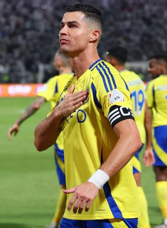  New chapter, let's make history, renew two-year contracts with Ronaldo and Alnasr → 2027, active until the age of 42...Manager-level Players Maintains 317 Billion Annual Salary