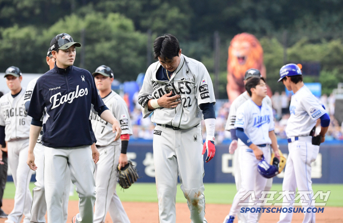  Chae Eun-seong was injured while defending in the first inning