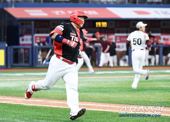  Choi Hyungwoo makes a timely hit