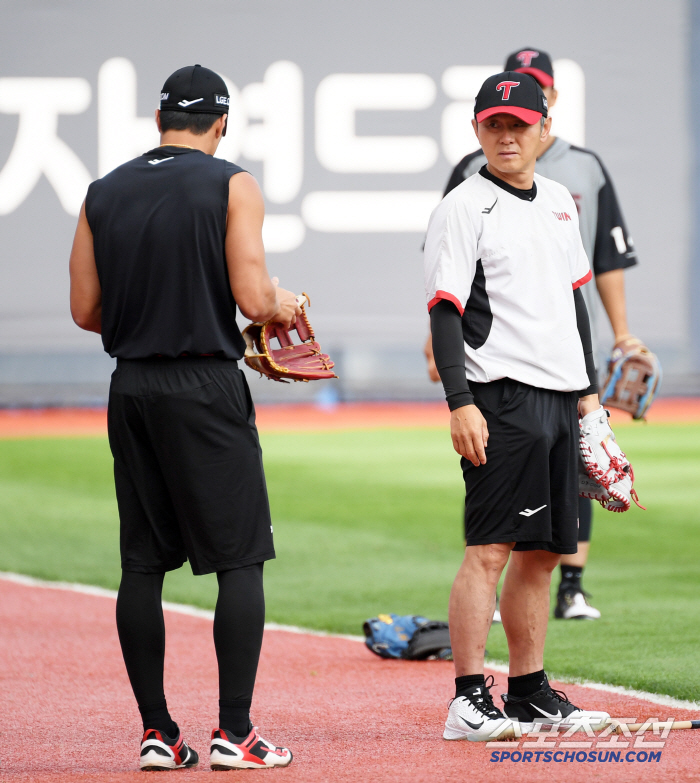  Chun Sung-ho, Park Kyung-wan, ready for training