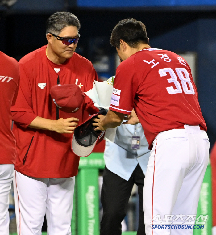  Director Lee Sung-yong, congratulations on the oldest 100 holds