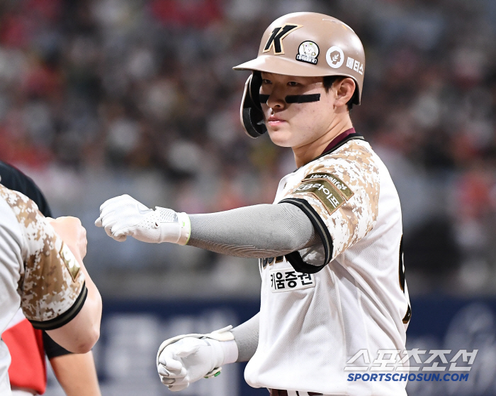 Jeon Tae-hyun got on base with a hit