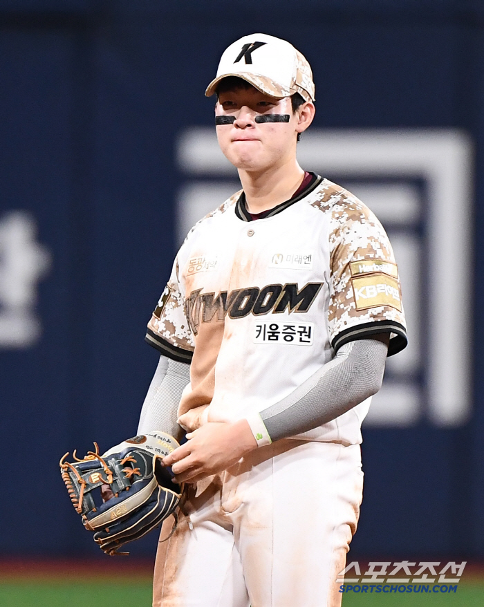  Jeon Taehyun who committed a bad song to first base